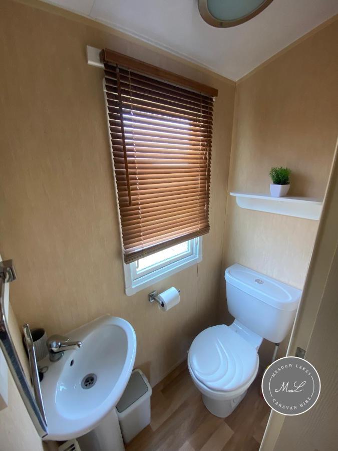 Coral Beach - Row 73 Van 2, Central Heating, Wifi, Bed Linen - Meadow Lakes Caravan & Lodge Hire 英戈尔德梅尔斯 外观 照片